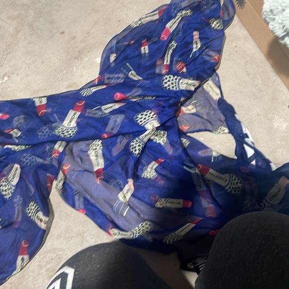 BEBE lipstickck scarf on navy bluee background - Picture 3 of 3